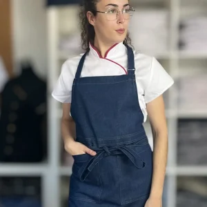 Avental cruzado de gamga, ideal para profissionais que procuram conforto e durabilidade. Design funcional e elegante para diversas áreas de trabalho.