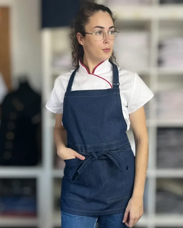 Avental cruzado de gamga, ideal para profissionais que procuram conforto e durabilidade. Design funcional e elegante para diversas áreas de trabalho.