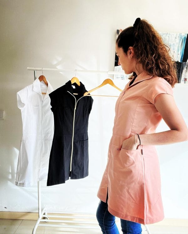 Atelier de confeção de fardas e uniformes em Portugal, oferecendo soluções personalizadas para setores de estética e saúde.