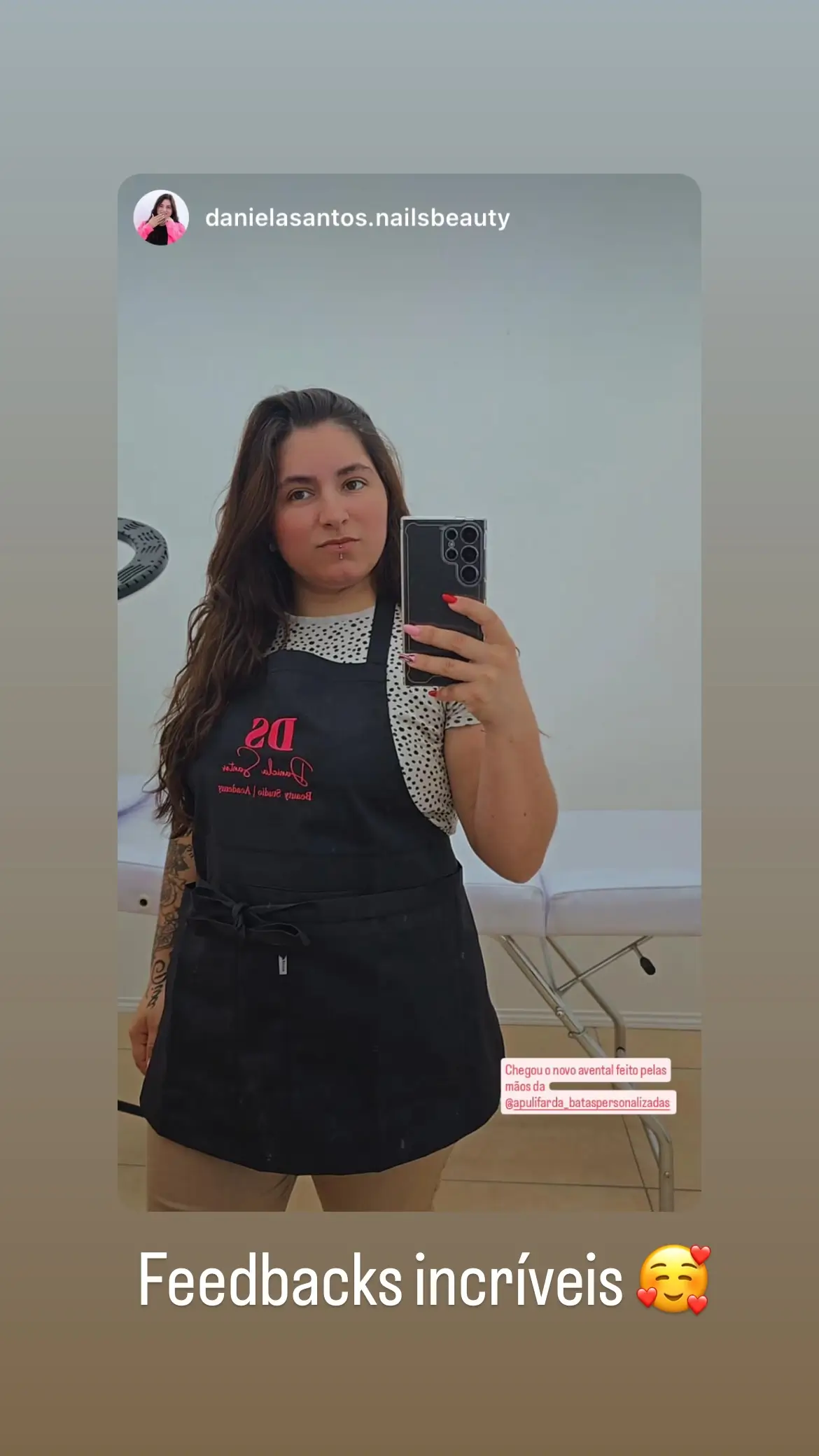 Testemunho de cliente utilizando avental personalizado, destacando a qualidade e o conforto no ambiente de trabalho.