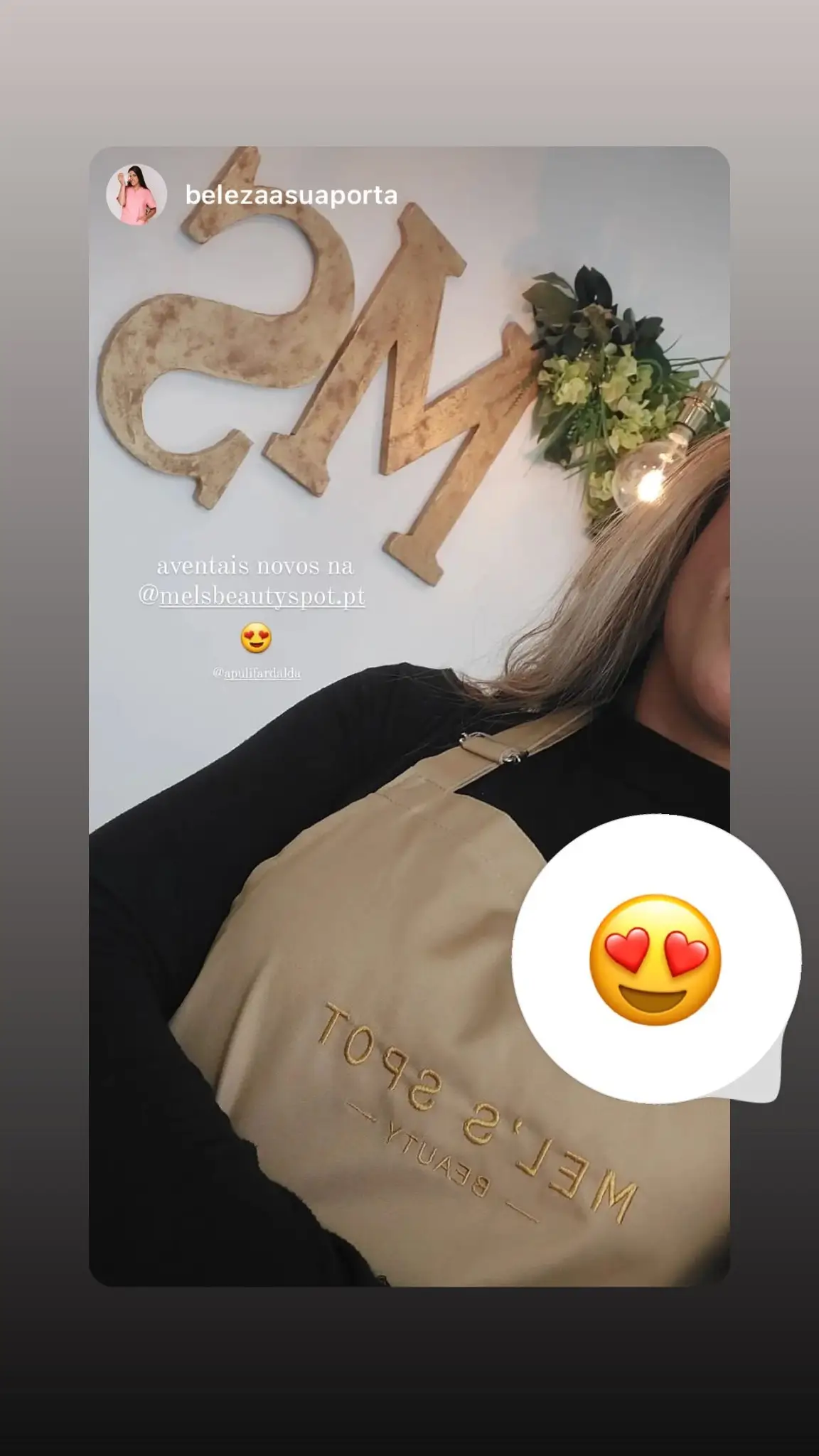 Testemunho de cliente satisfeito com fardas personalizadas e logo bordado, destacando a qualidade e o conforto dos produtos.