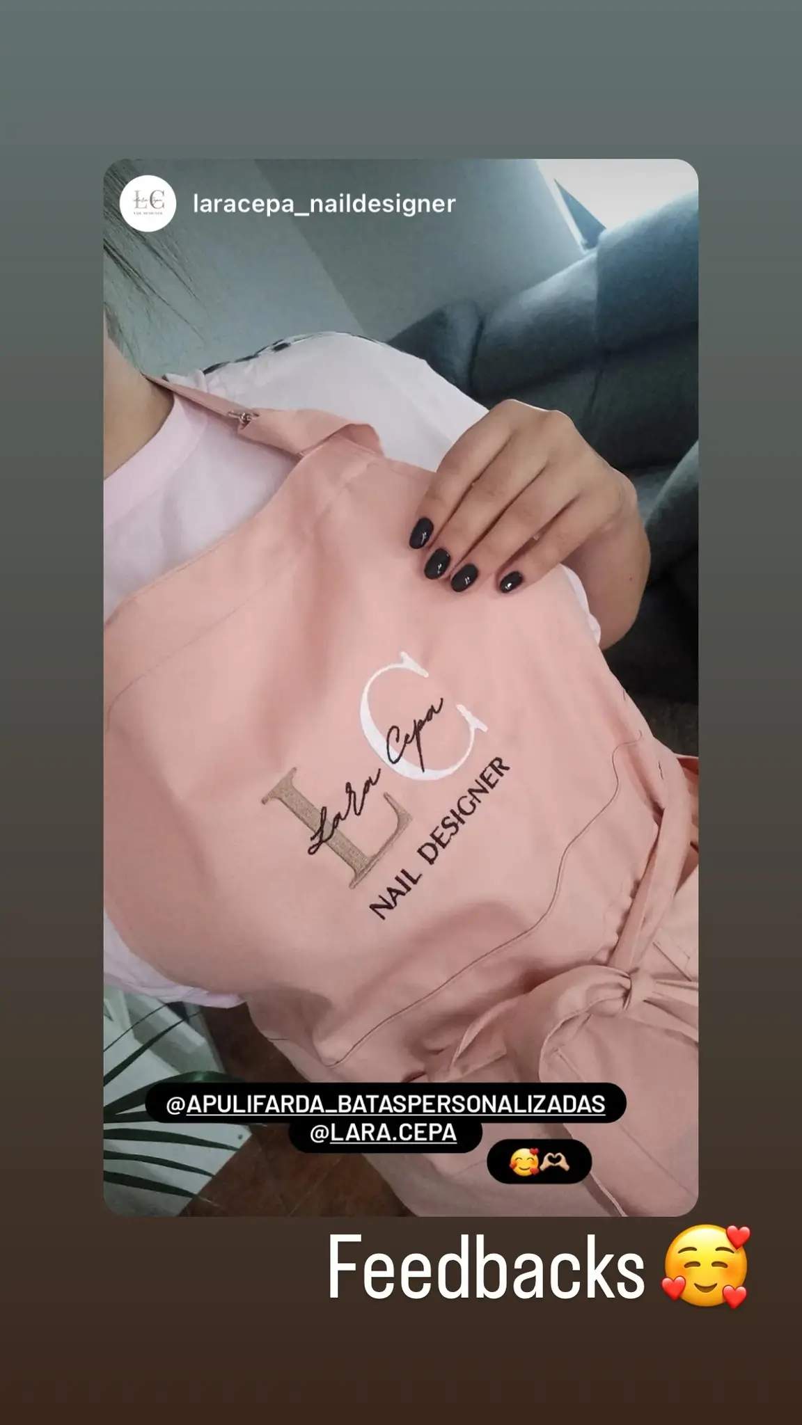 Farda de estética feminina em ambiente de trabalho, confortável e profissional.