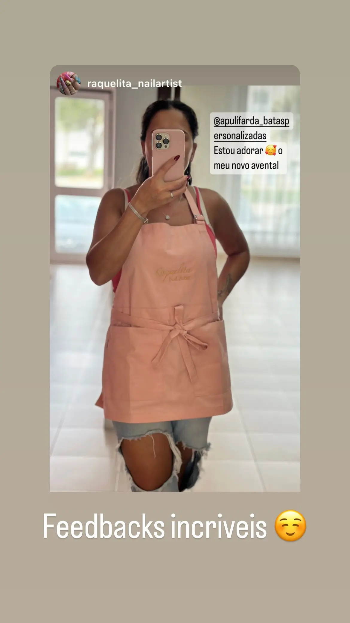 Farda de estética profissional com bolsos práticos, perfeita para atender clientes com conforto.