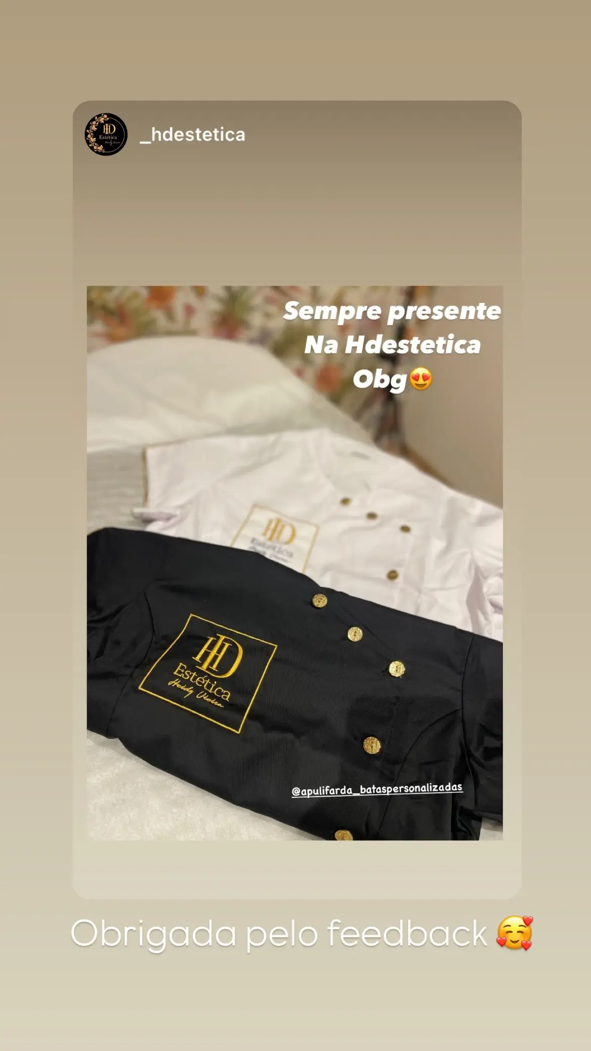 Profissional de estética com farda moderna e elegante, proporcionando conforto e estilo